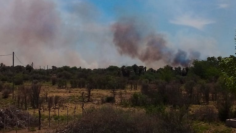 Las condiciones climáticas complican las tareas de contención. (Foto: Radio Feedback Salsacate).