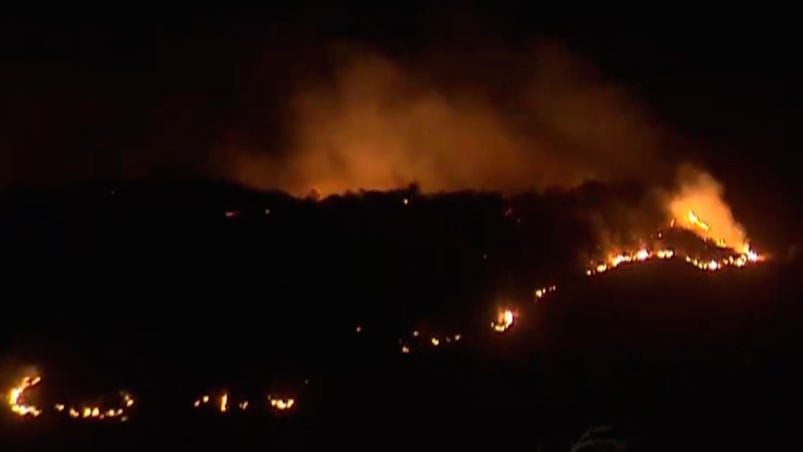 Las condiciones climáticas complicaron la tarea de los bomberos.