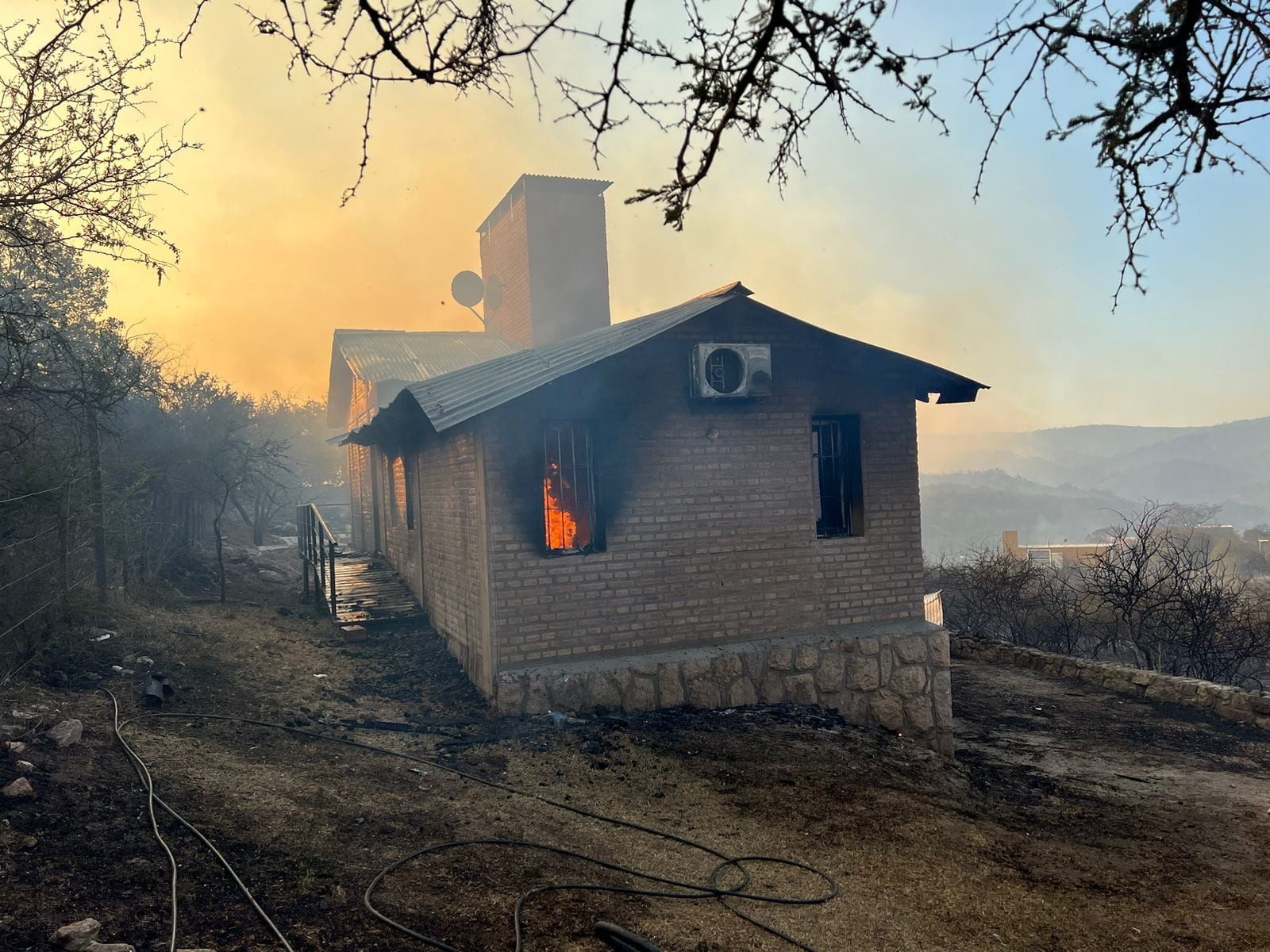 Las condiciones climáticas no permiten controlar el fuego.