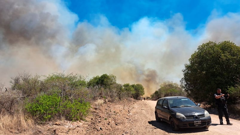 Las condiciones climáticas no permiten controlar el fuego. Foto: Juan Pablo Lavisse / El Doce.