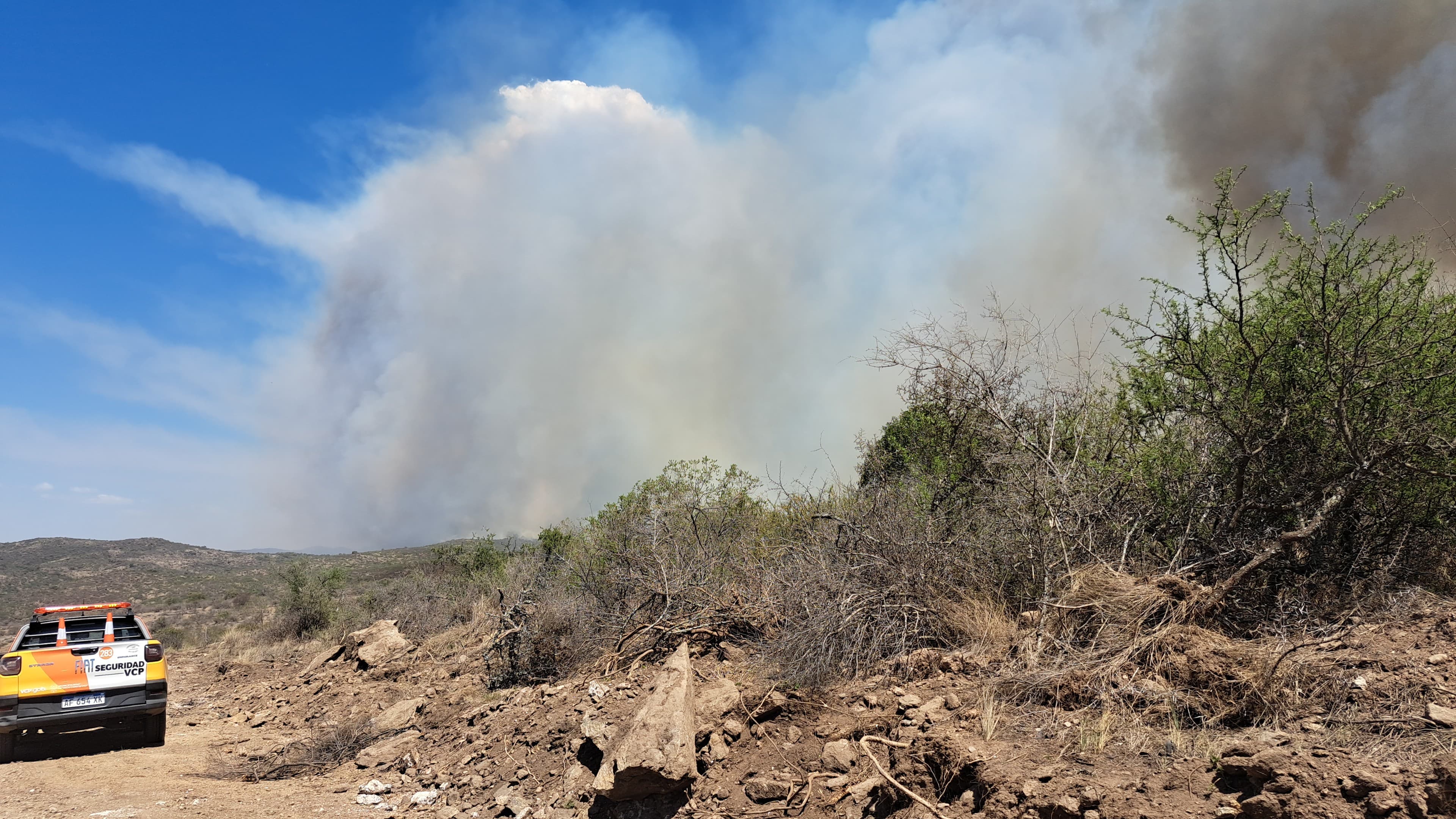 Las condiciones climáticas no permiten controlar el fuego. Foto: Juan Pablo Lavisse / El Doce.