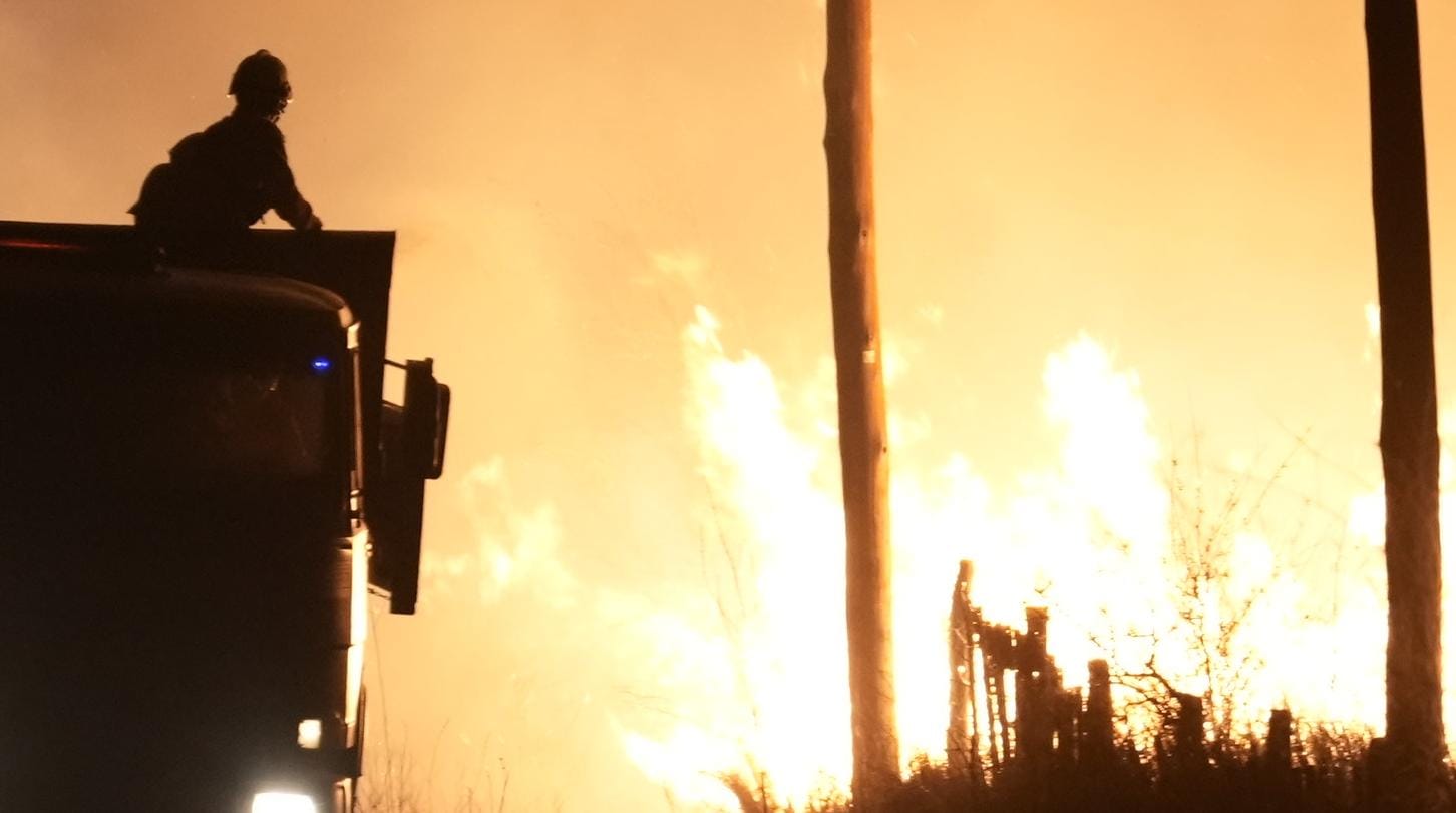 Las condiciones climáticas no permiten controlar el fuego. Foto: Lucio Casalla/El Doce.