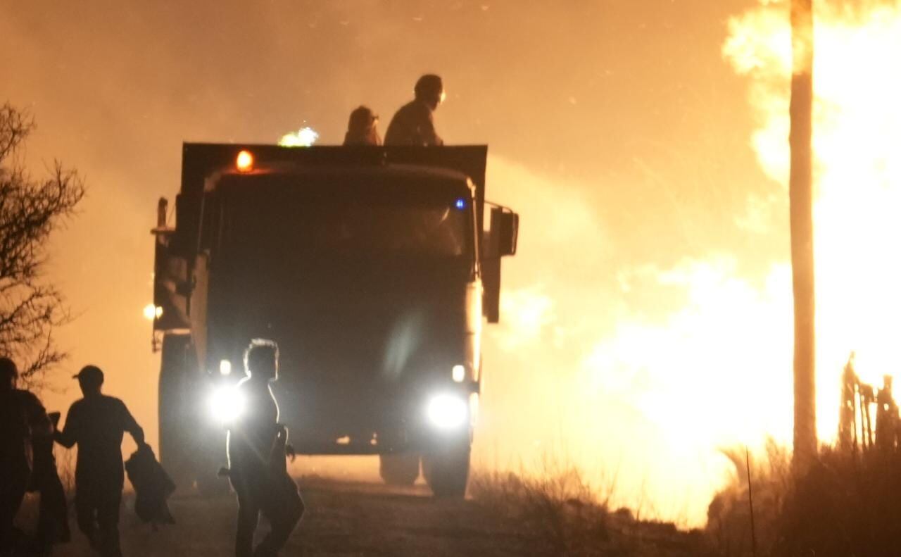 Las condiciones climáticas no permiten controlar el fuego. Foto: Lucio Casalla/El Doce.