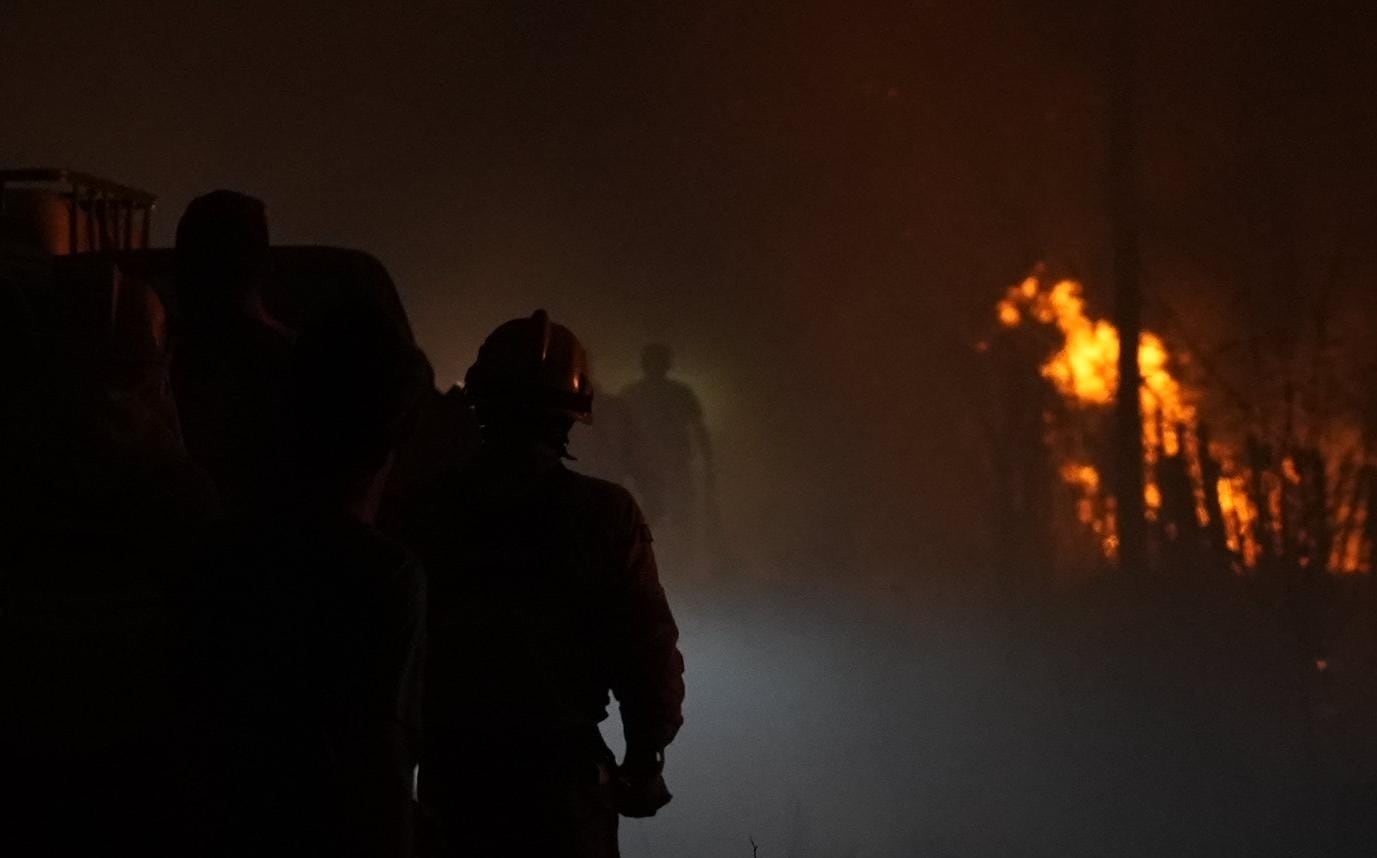 Las condiciones climáticas no permiten controlar el fuego. Foto: Lucio Casalla/El Doce.