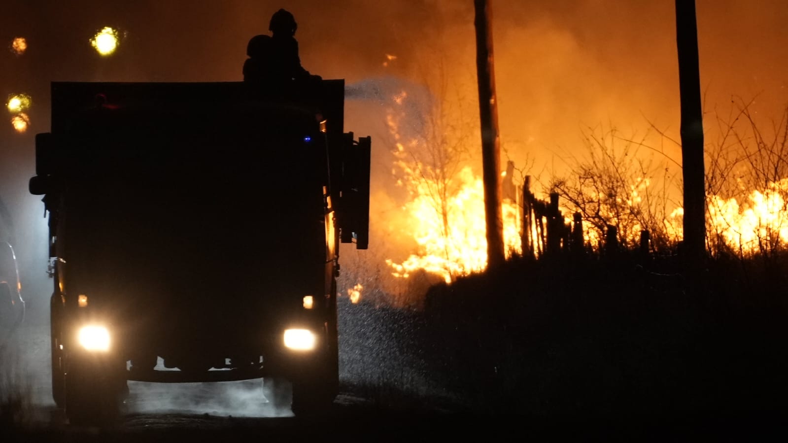 Las condiciones climáticas no permiten controlar el fuego. Foto: Lucio Casalla/El Doce.