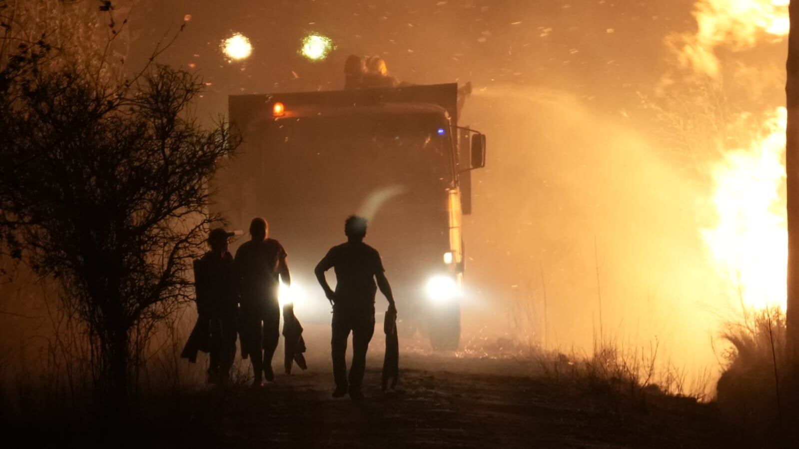 Las condiciones climáticas no permiten controlar el fuego. Foto: Lucio Casalla/El Doce.