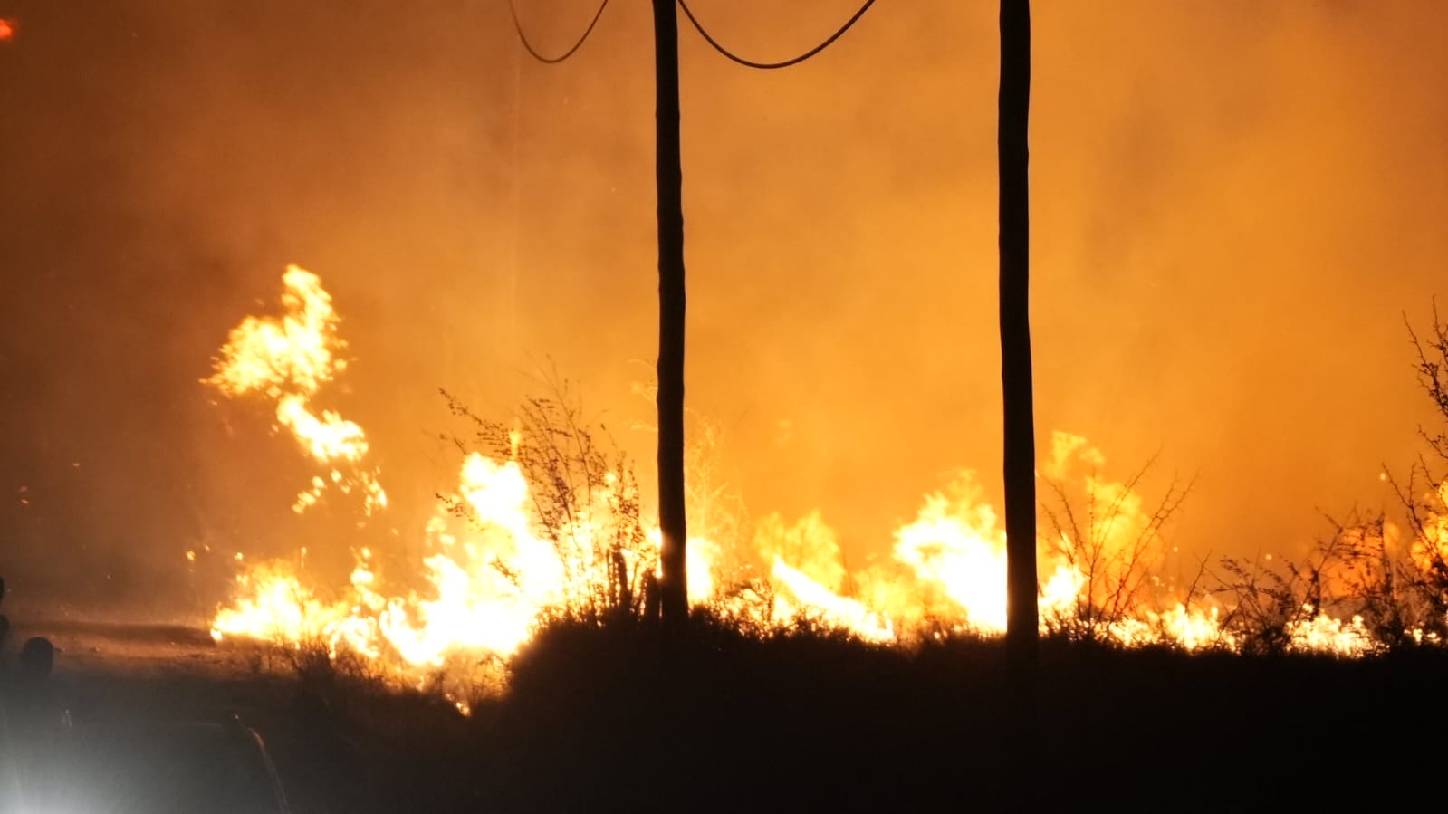 Las condiciones climáticas no permiten controlar el fuego. Foto: Lucio Casalla/El Doce.