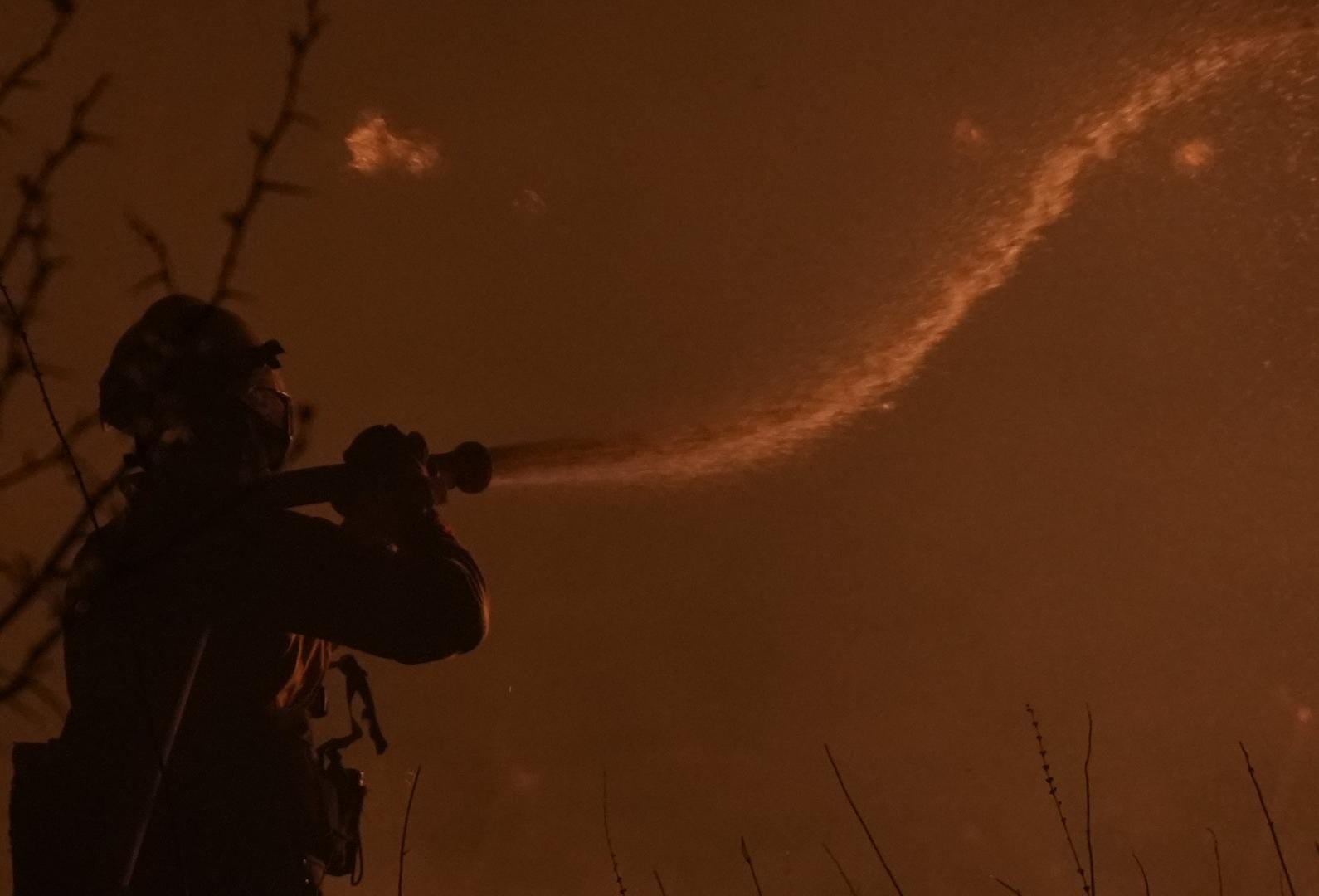 Las condiciones climáticas no permiten controlar el fuego. Foto: Lucio Casalla/El Doce.