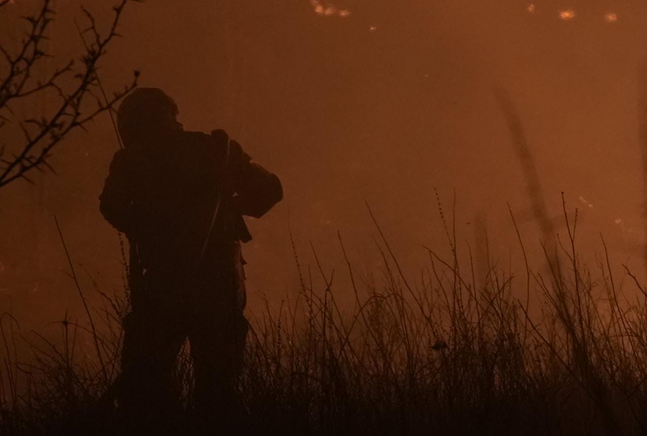 Las condiciones climáticas no permiten controlar el fuego. Foto: Lucio Casalla/El Doce.