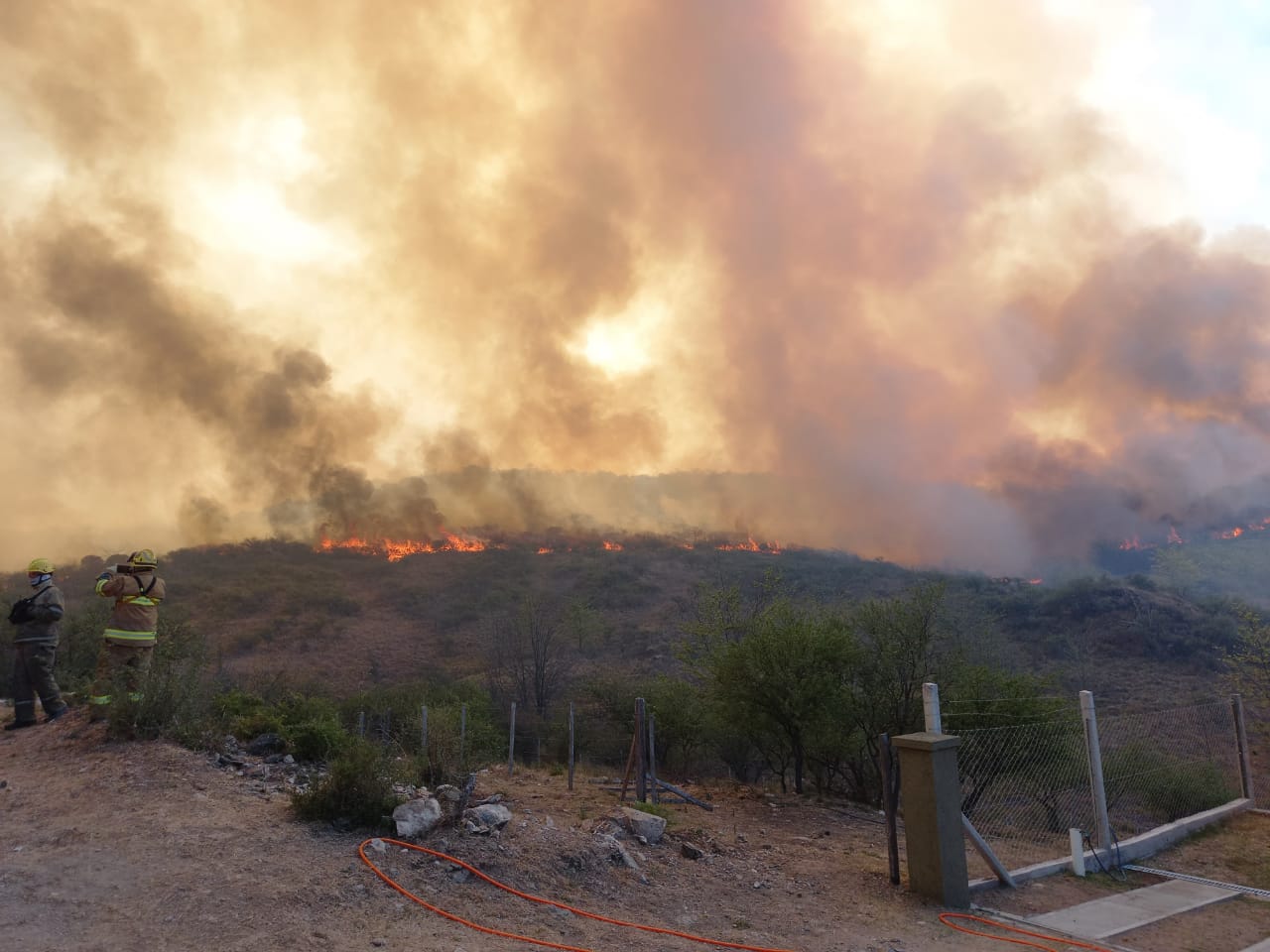 Las condiciones climáticas no permiten controlar el fuego. Foto: Mateo Lago / El Doce.