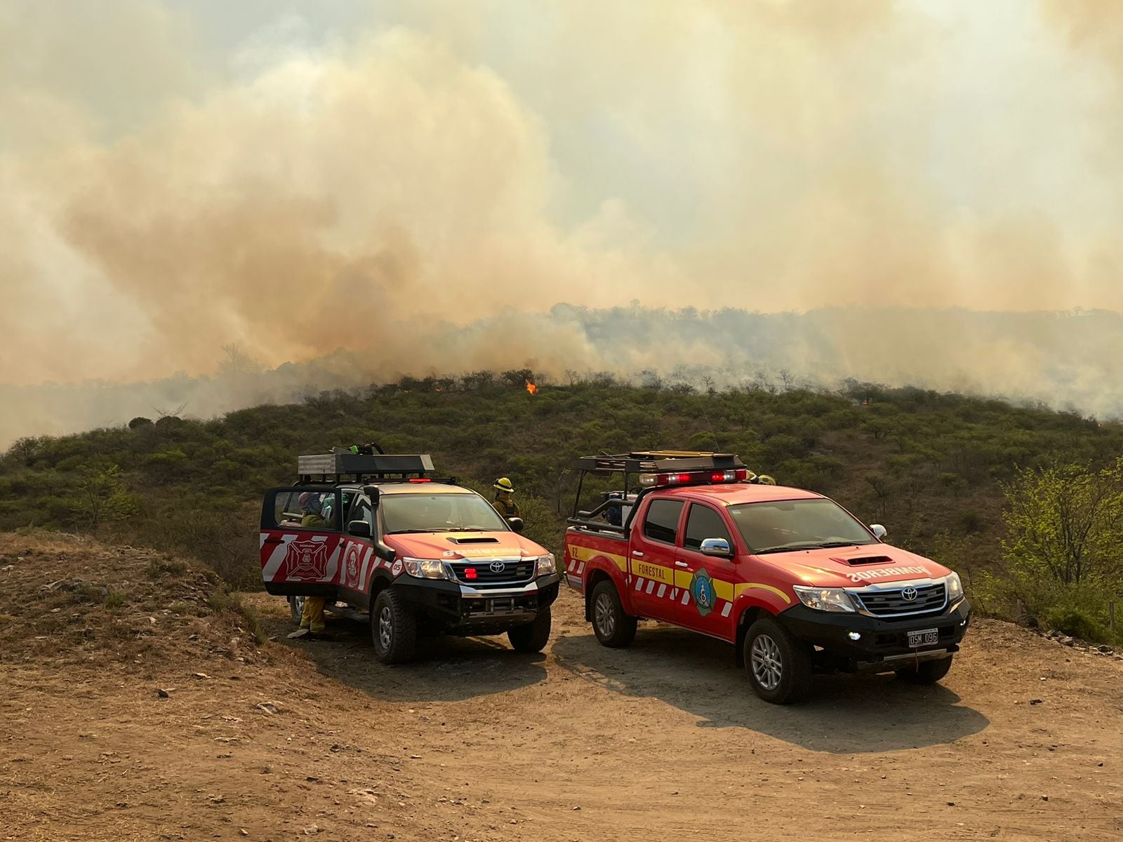 Las condiciones climáticas no permiten controlar el fuego. Foto: Mateo Lago / El Doce.