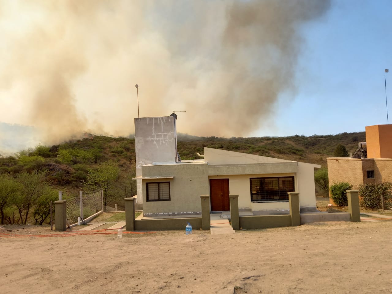 Las condiciones climáticas no permiten controlar el fuego. Foto: Mateo Lago / El Doce.