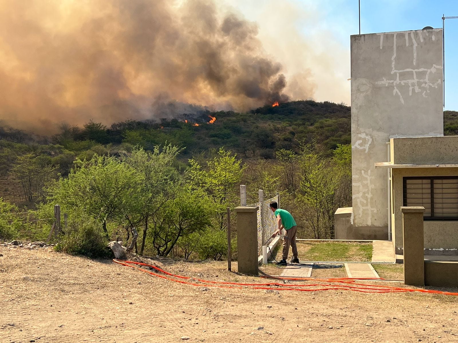 Las condiciones climáticas no permiten controlar el fuego. Foto: Mateo Lago / El Doce.