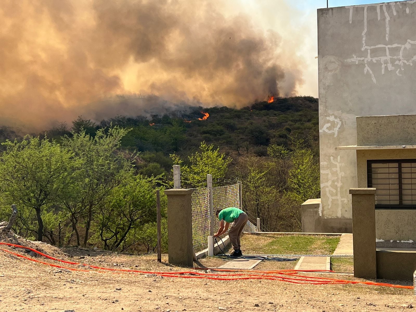 Las condiciones climáticas no permiten controlar el fuego. Foto: Mateo Lago / El Doce.