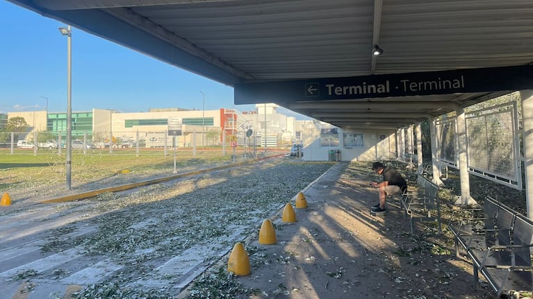 Las consecuencias del granizo en el Aeropuerto. Foto: Paula Salort / El Doce.