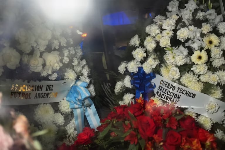 Las coronas de flores que enviaron de la Selección.