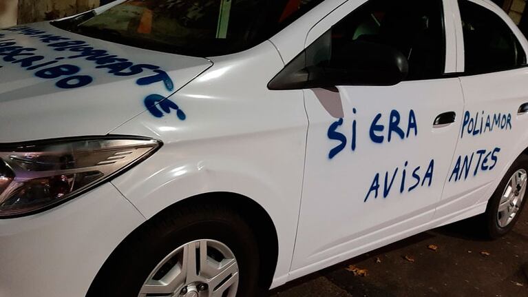 Las curiosas pintadas en un auto en Buenos Aires.