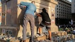 Las demás personas presentes aplaudieron a los que vandalizaron el memorial.