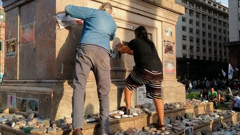 Las demás personas presentes aplaudieron a los que vandalizaron el memorial.