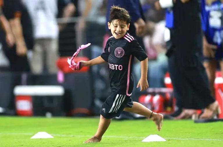 Las diabluras de Ciro Messi: golazo, golpe a la mascota y en modo barrabrava