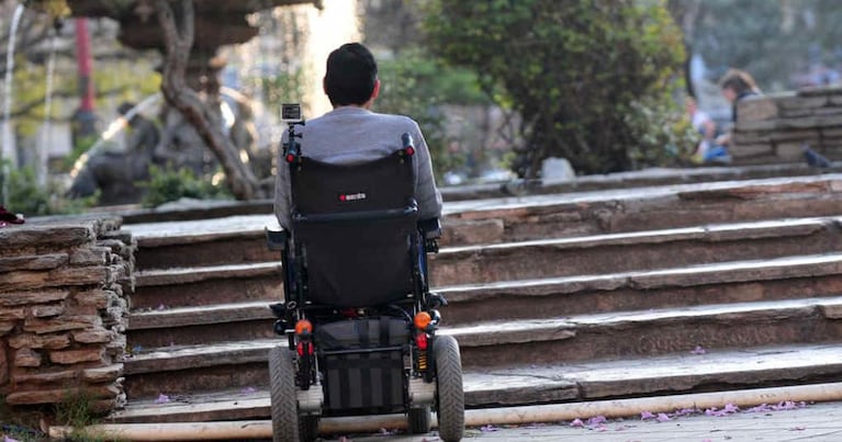 Las dificultades de estar en silla de ruedas y moverse por la ciudad de Córdoba. Imagen ilustrativa. 
