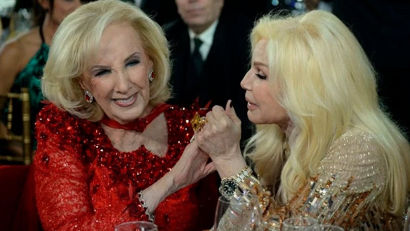 Las divas se abrazaron cuando recordaron a los artistas fallecidos. 