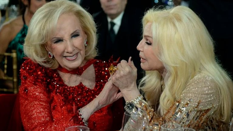 Las divas se abrazaron cuando recordaron a los artistas fallecidos.
