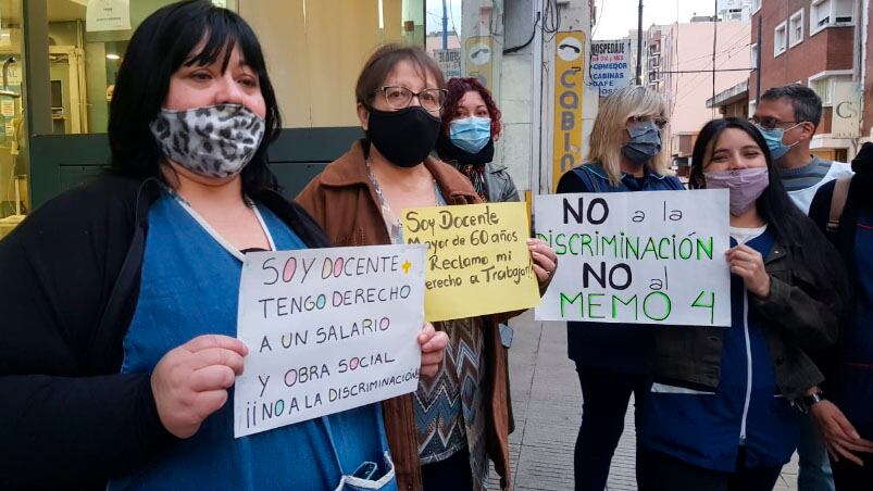 Las docentes se manifestaron para reclamar la necesidad de un ingreso económico.