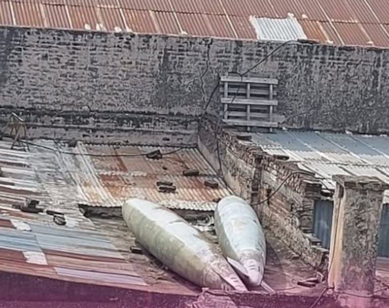 Las dos "bombas" en el techo de una casa de Hernando.