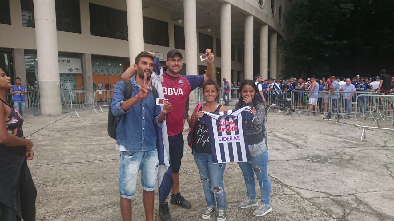 Las dos caras: hinchas compraron entradas y otros esperaron en la fila.