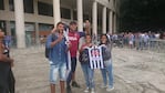 Las dos caras: hinchas compraron entradas y otros esperaron en la fila.