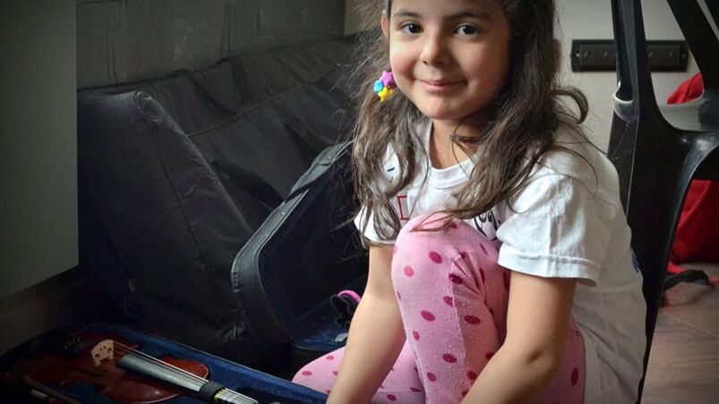 Las dos hermanitas tocan el violín en la Escuela Municipal de Música.  Foto: Facebook.