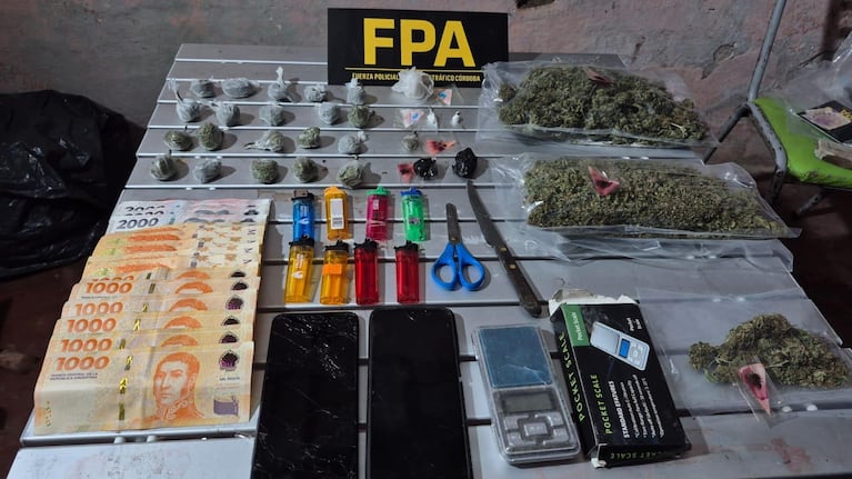 Las drogas y elementos secuestrados en la casa usurpada del interior cordobés.
