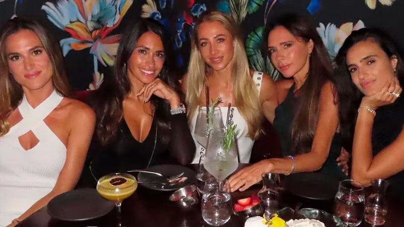 Las esposas de Messi y Beckham disfrutaron de una noche de amigas. 