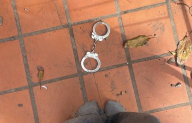 Las esposas halladas en el patio de la tuitera.
