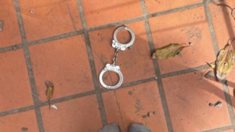 Las esposas halladas en el patio de la tuitera.