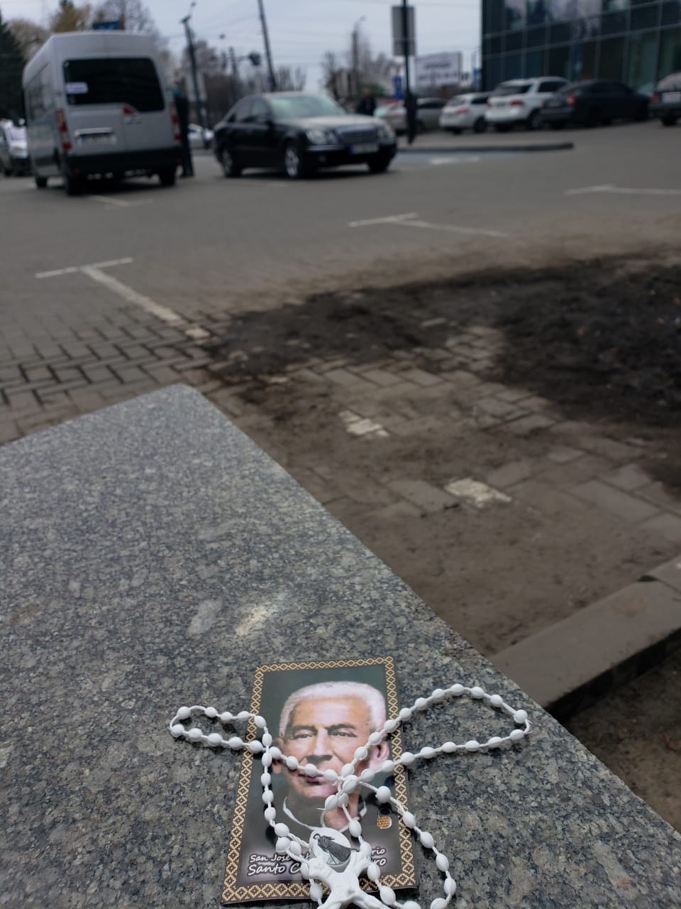 Las estampitas de Brochero ya están en Ucrania. Foto: Luchi Ybañez / Enviado especial de El Doce.