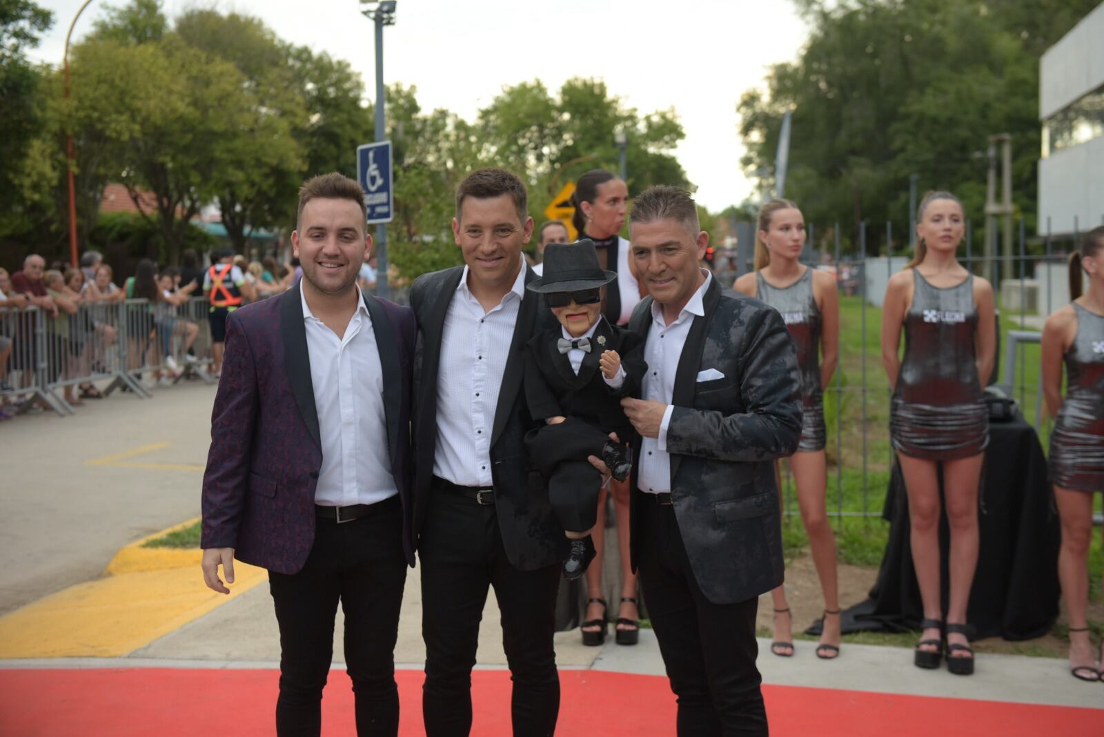 Las estrellas desfilaron por la alfombra roja de los Premios Carlos. Foto: Cecilia Acevedo/El Doce.