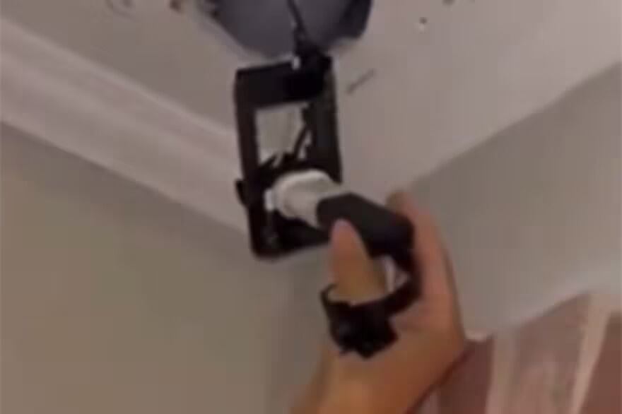 Las estudiantes descubrieron cámaras ocultas.