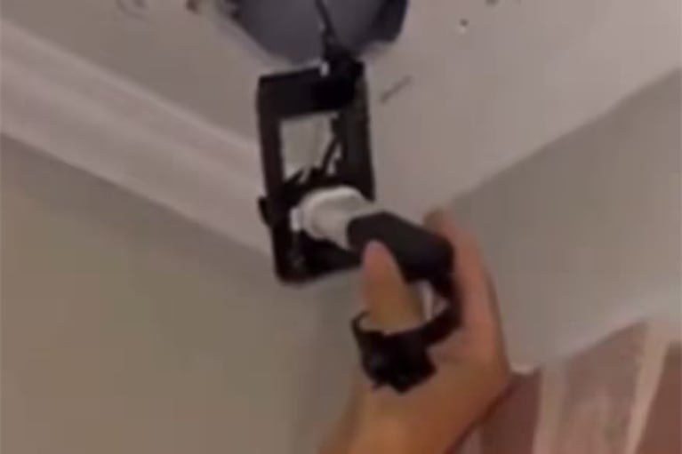 Las estudiantes descubrieron cámaras ocultas.