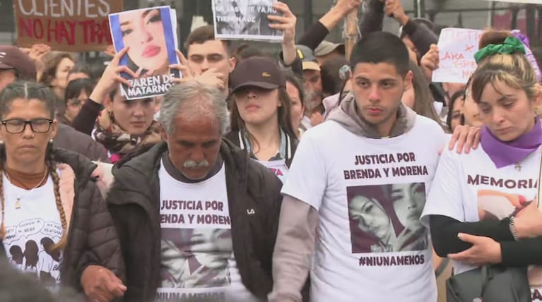 Las familias marcharon por justicia para las jóvenes.