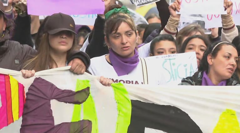 Las familias marcharon por justicia para las jóvenes.