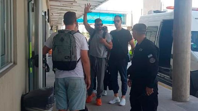 Las fanáticas lo esperaron en el Aeropuerto de Córdoba.