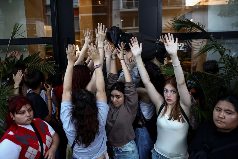 Las fans argentinas de Liam Payne ante la llegada de su padre al hotel. (Foto: REUTERS/Tomas Cuesta)