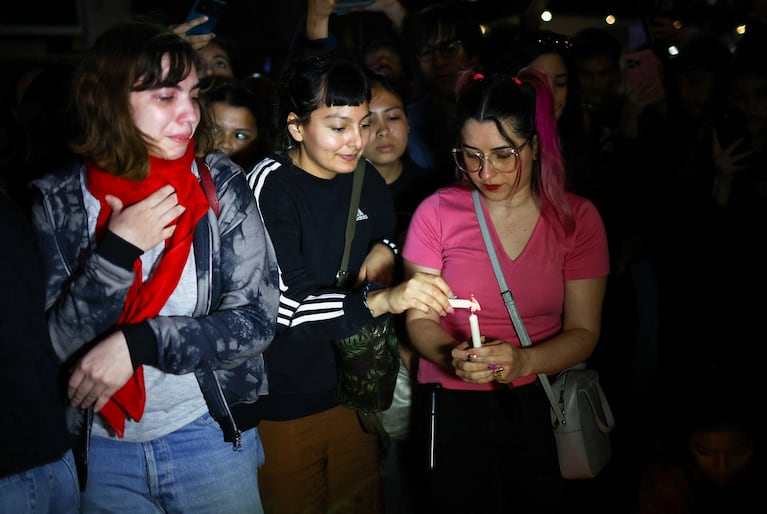 Las fans de Liam Payne encendieron velas en la puerta del hotel. 