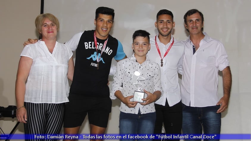 Las figuras, los chicos y el equipo del Fútbol Infantil tuvieron su gran noche.