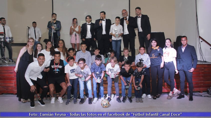 Las figuras, los chicos y el equipo del Fútbol Infantil tuvieron su gran noche.