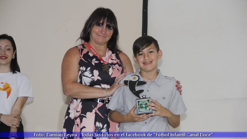 Las figuras, los chicos y el equipo del Fútbol Infantil tuvieron su gran noche.