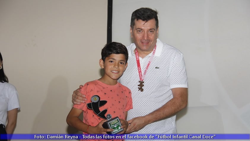 Las figuras, los chicos y el equipo del Fútbol Infantil tuvieron su gran noche.