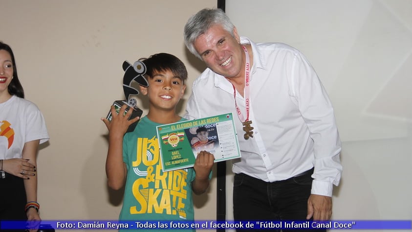 Las figuras, los chicos y el equipo del Fútbol Infantil tuvieron su gran noche.